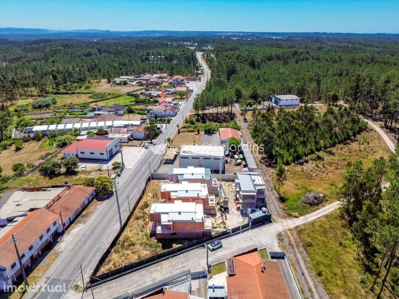 Moradia T4 com jardim, garagem e carregamento para carros elétricos - Grande imagem: 5/42