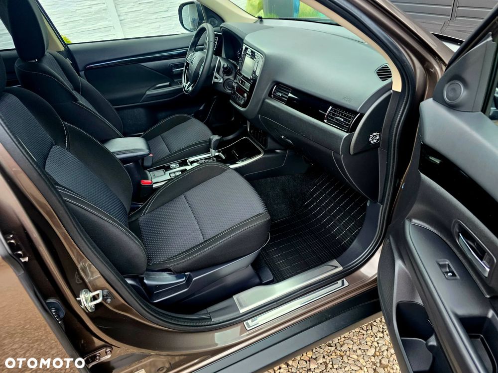 Mitsubishi Outlander 2.0 Instyle + 4WD CVT - 22