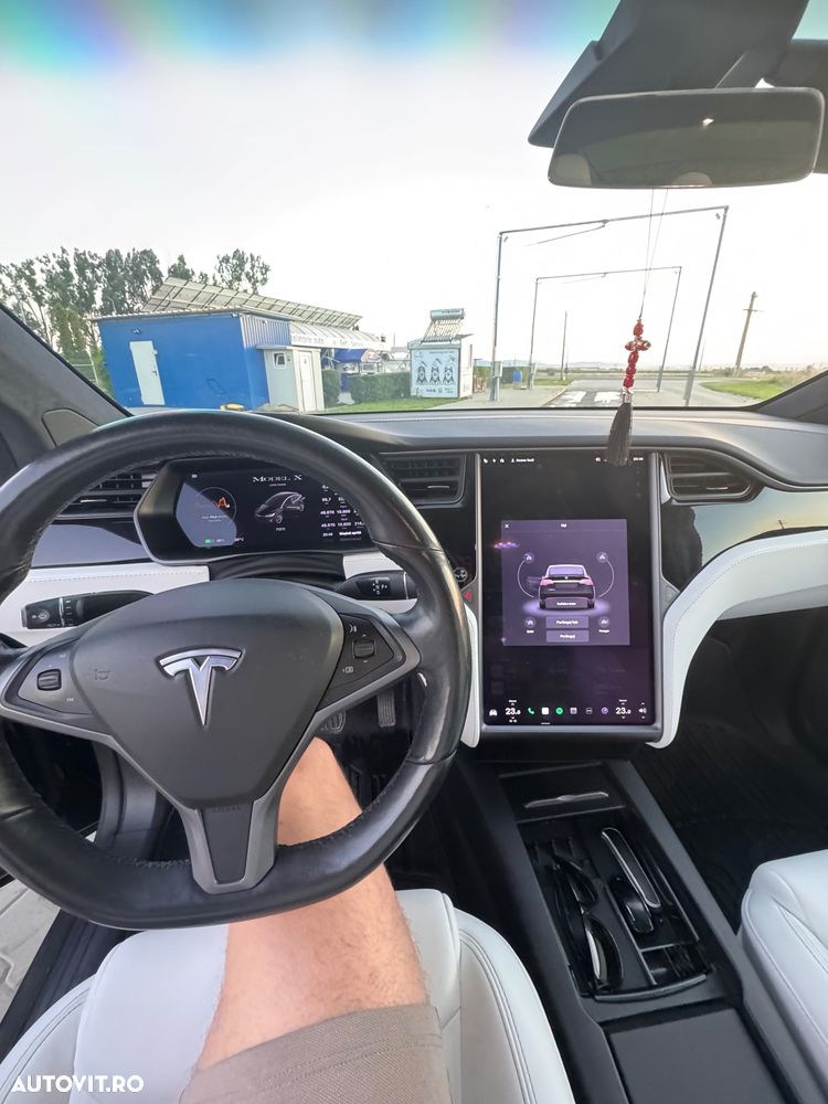 Tesla Model X - 36