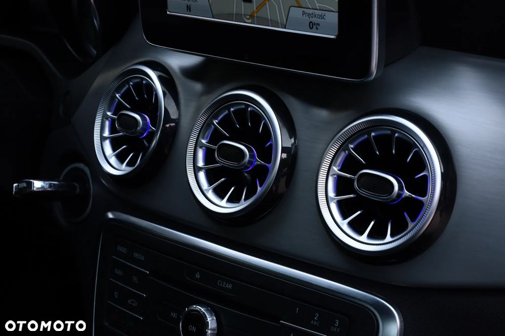 Mercedes-Benz CLA 180 AMG Line - 34