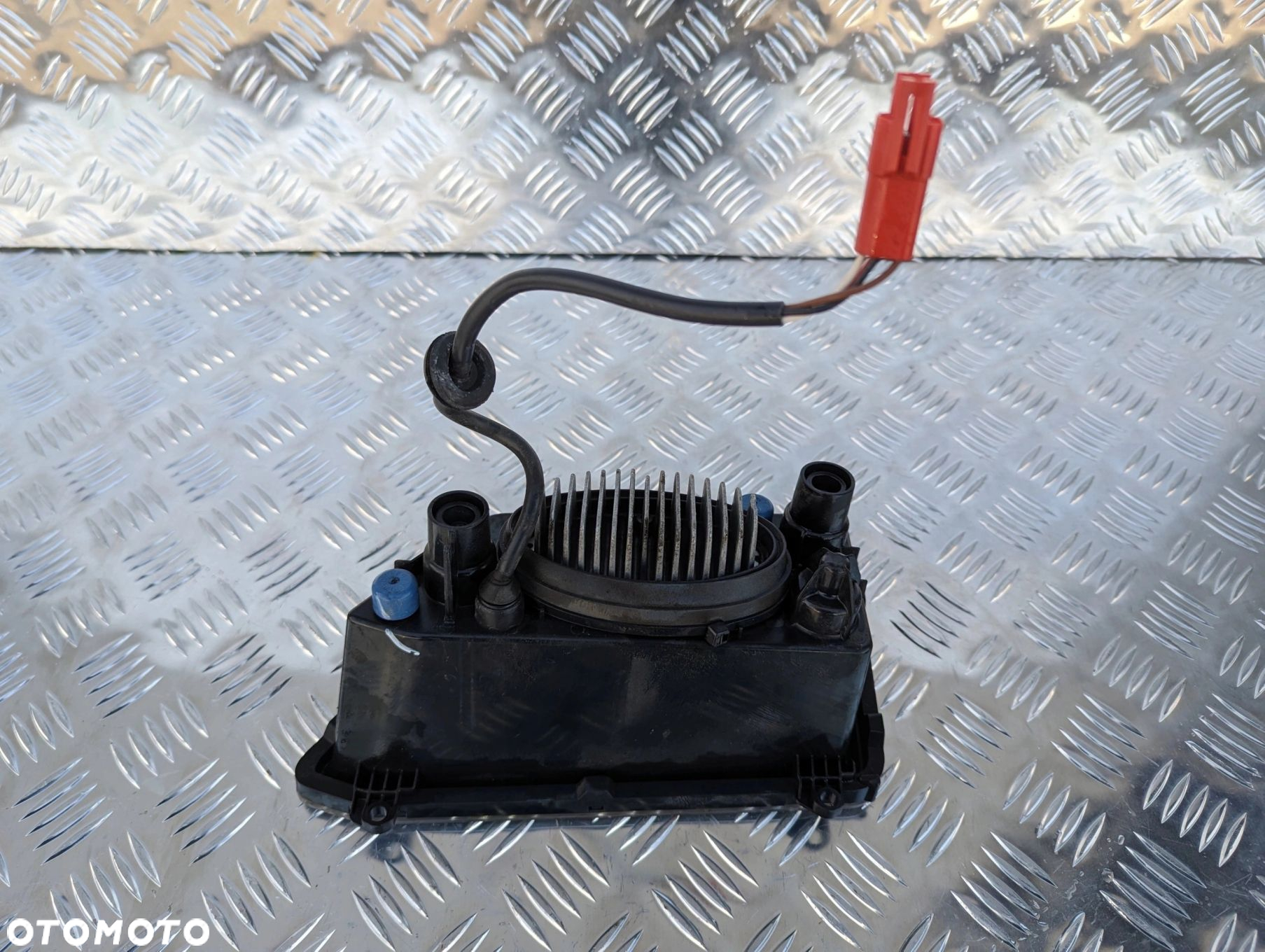 HALOGEN DACHOWY GLOBU PRAWY Z RAMKĄ SCANIA NTG - 4