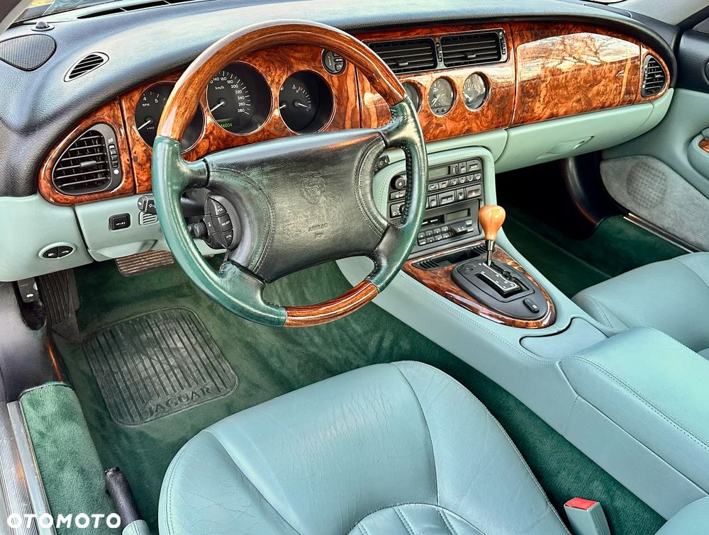 Jaguar XK8 Coupe - 4