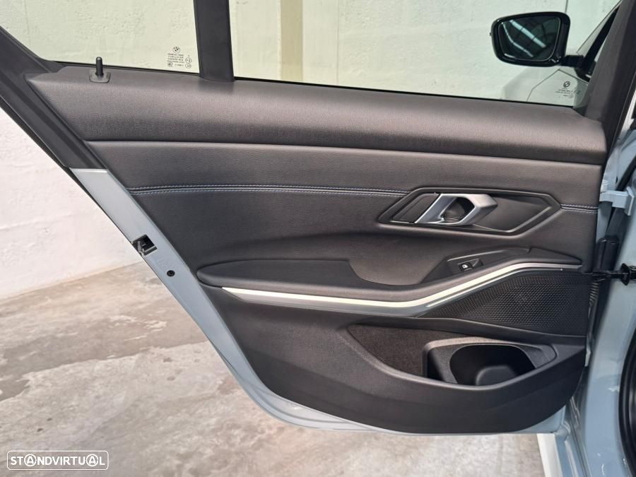 BMW 330 e Pack Desportivo M Auto - 36
