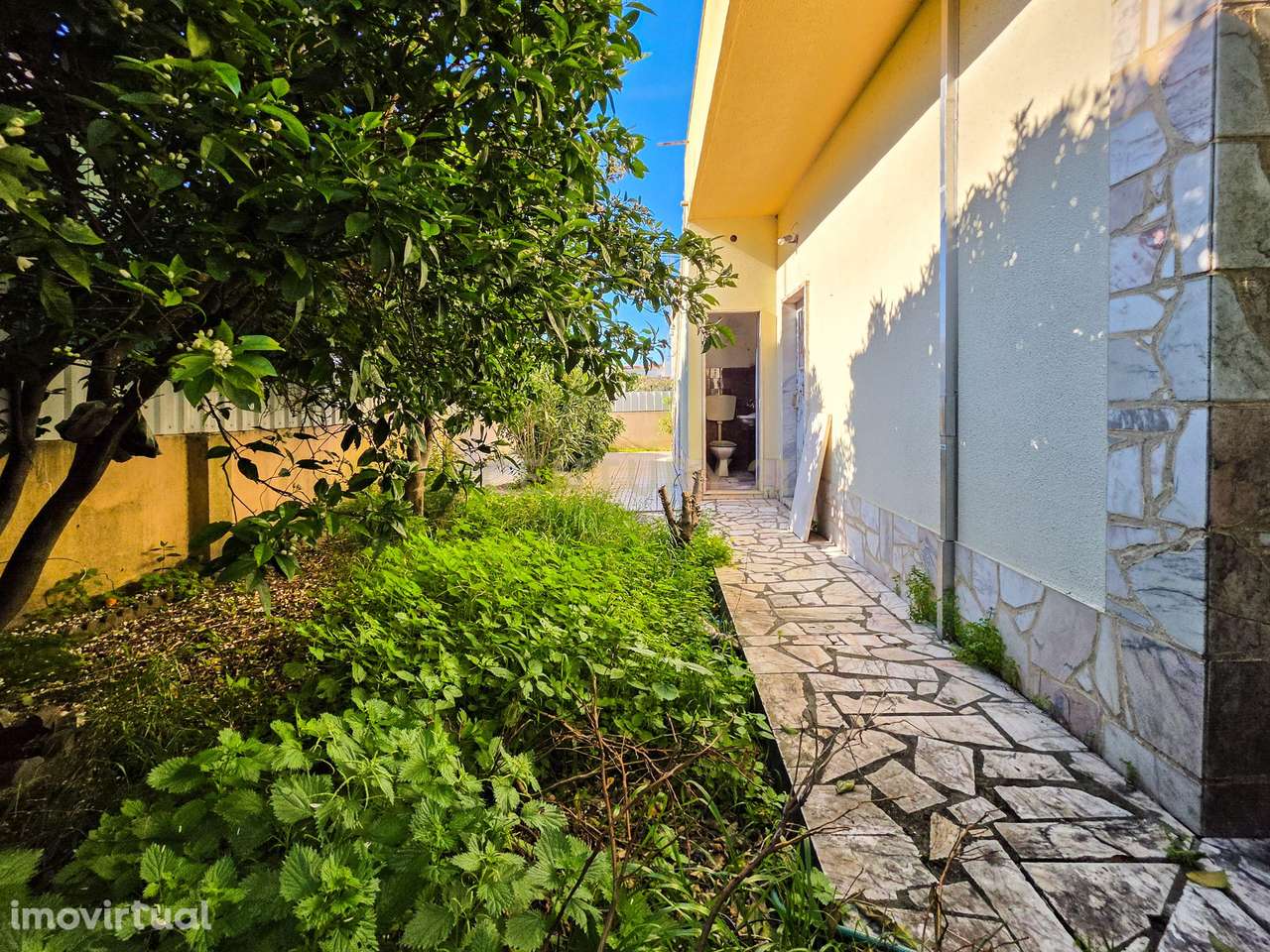 Moradia isolada + duas lojas comerciais na Quinta do Conde, Sesimbra - Grande imagem: 5/29