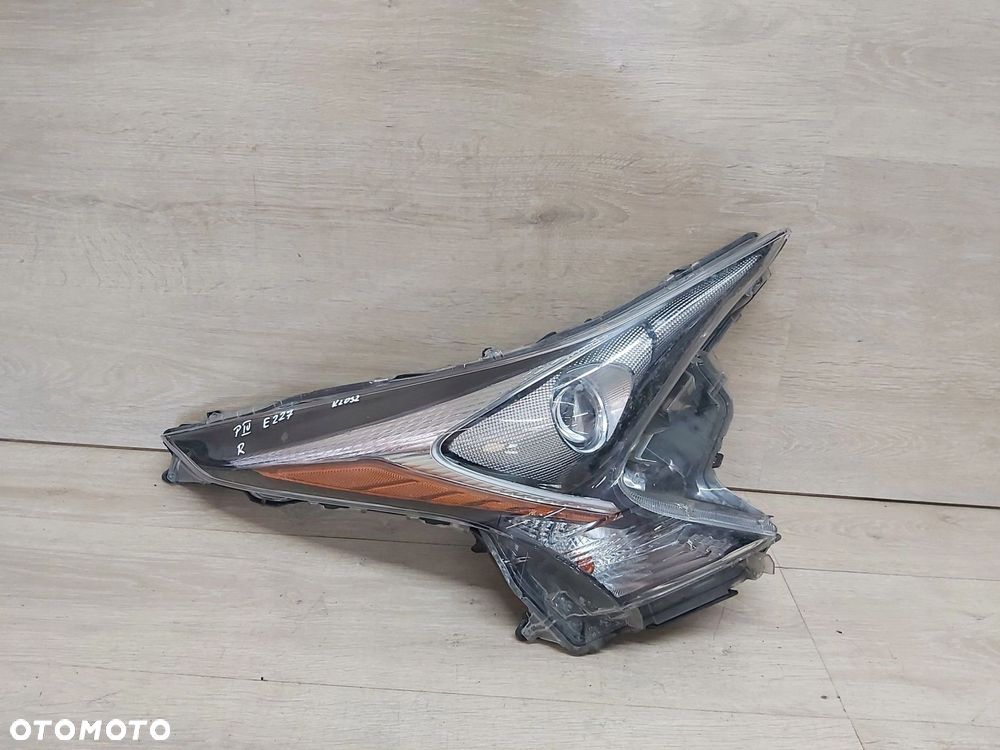 Toyota Prius IV 1,8 xw50 lampa prawy przód KLOSZ - 1