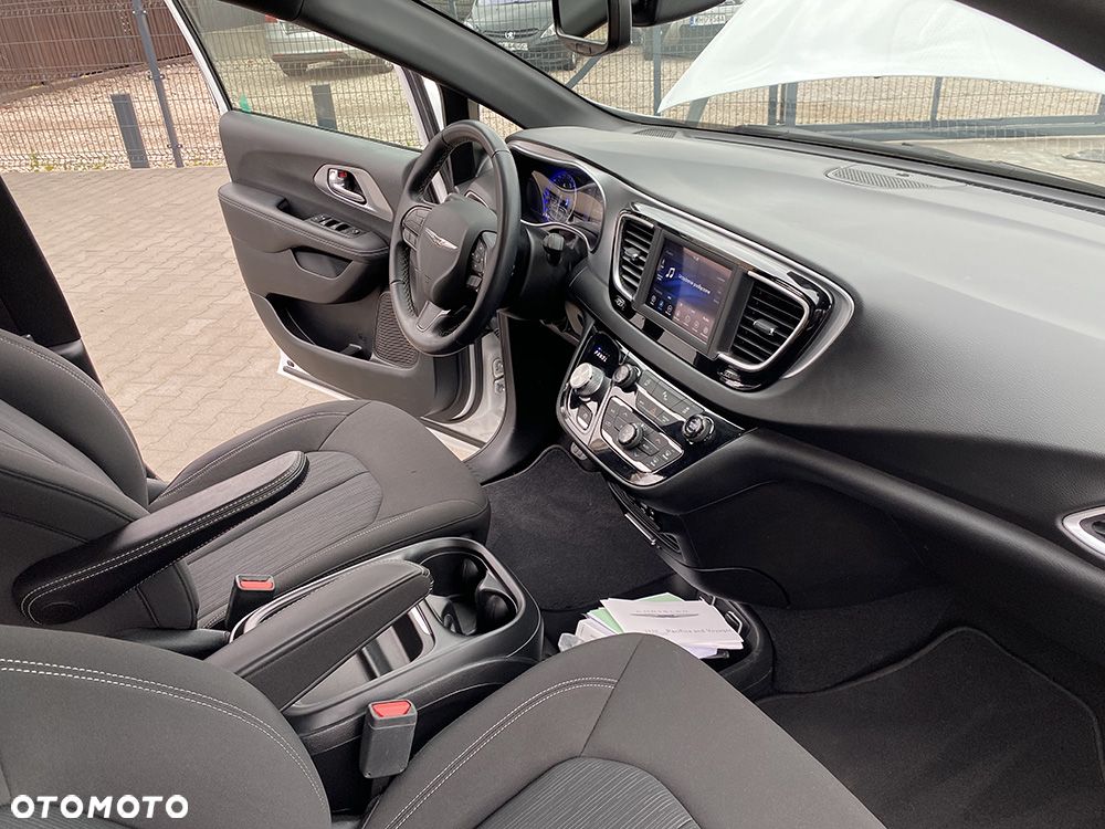 Chrysler Pacifica - 16