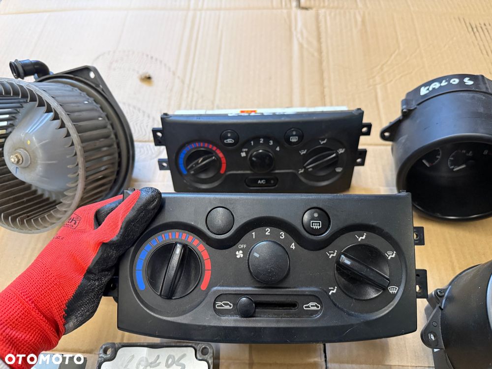 Kalos daewoo  Sterownik automatycznej skrzyni biegów 96484426 - 100  Sterownik komputera silnika 96417550 - 100  Skrzynka bezpieczników - 150  Przełącznik świateł manetka 520331-1000T - 100  Nie wiem co to FS4KB0LNZ  Zegar wyświetlacza (2sztuki) - 100 złoty sztuka  Licznik obrotomierz: 96413686 - 150 96461306 - 150  Panel nawiewu/klimatyzacji (2 sztuki) - 100 złoty sztuka  Dmuchawa nawiewu 4051-031* - 100  Wybierak do zmiany biegów kompletny automat - 400 złoty - 6