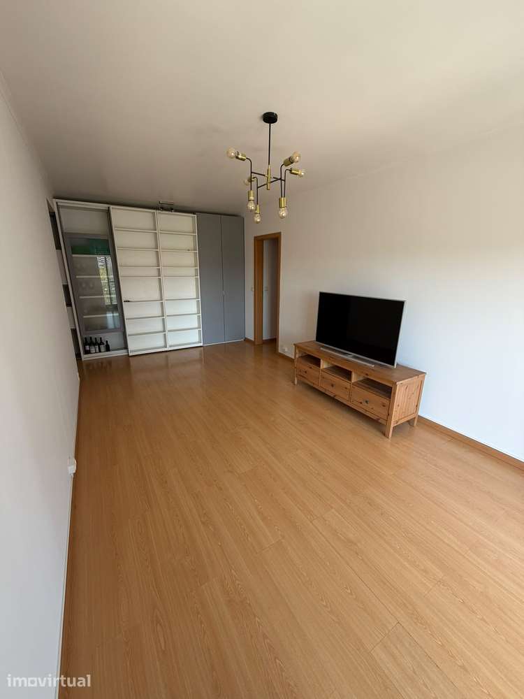 Apartamento T2 com Varanda e Garagem em Telheiras - Grande imagem: 4/26