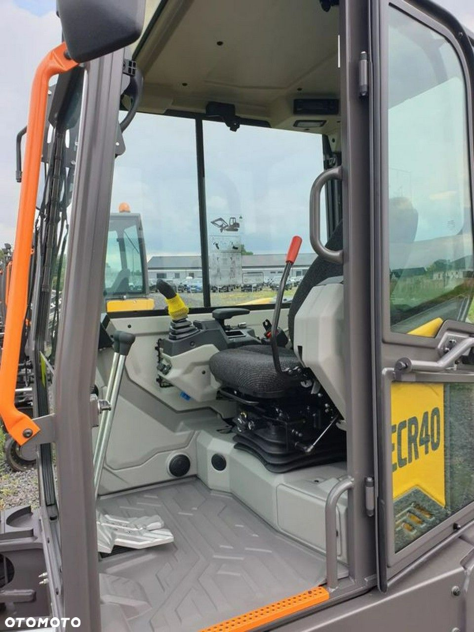 Volvo ECR40F KLIMATYZACJA NOWA DOSTĘPNA OD RĘKI, SZYBKOZŁĄCZE, DŁUGIE RAMIĘ, OBRÓT W OBRYSIE, ŁYŻKI: 300, 600, 1200MM SKARPOWA HYDRAULICZNA STEROWANA Z JOYSTICKA - 6