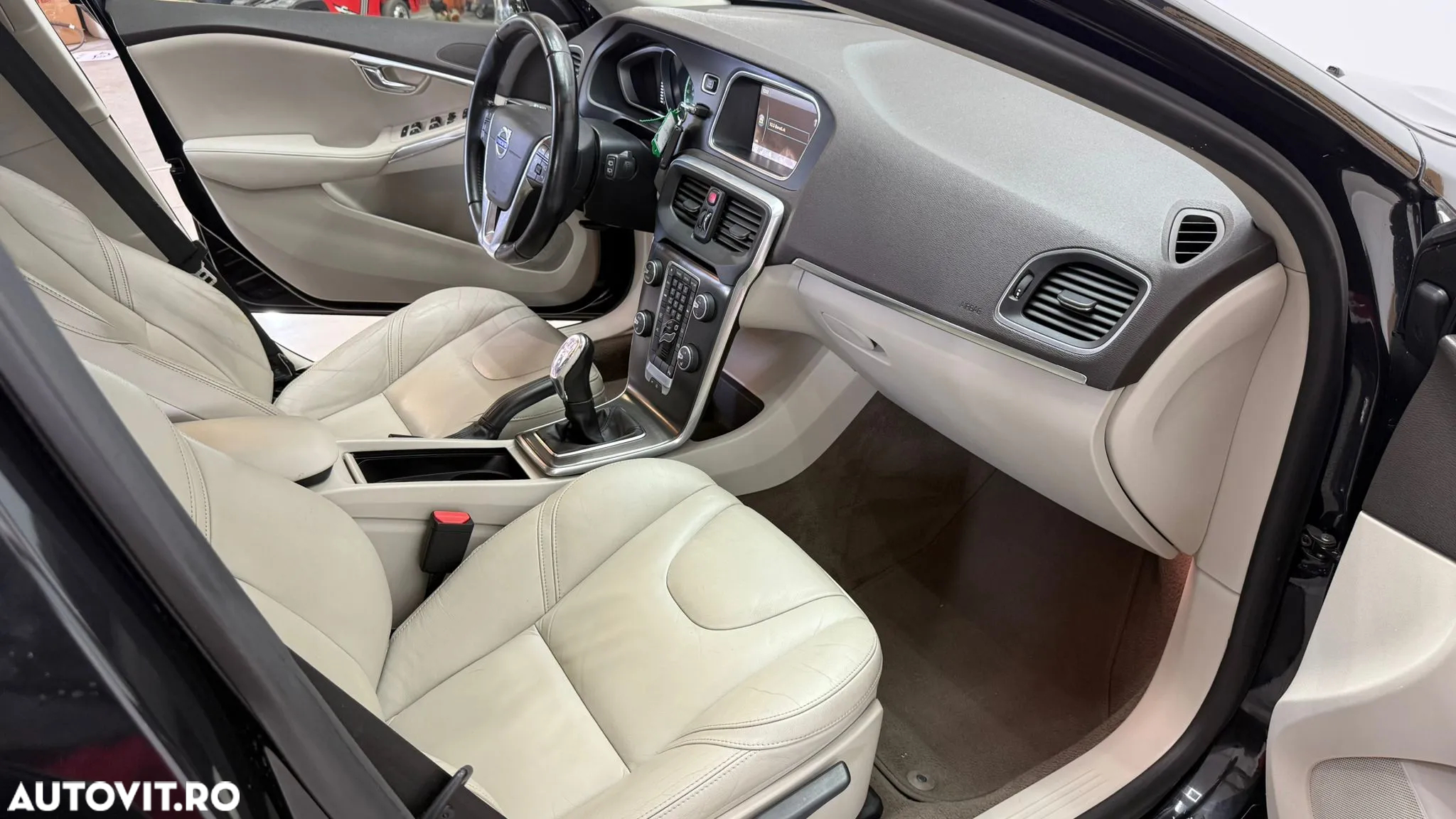 Volvo V40 Cross Country D2 Momentum - 8