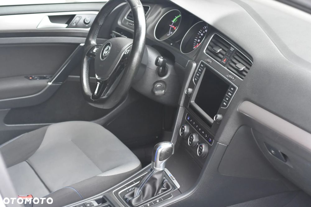 Volkswagen Golf - 24