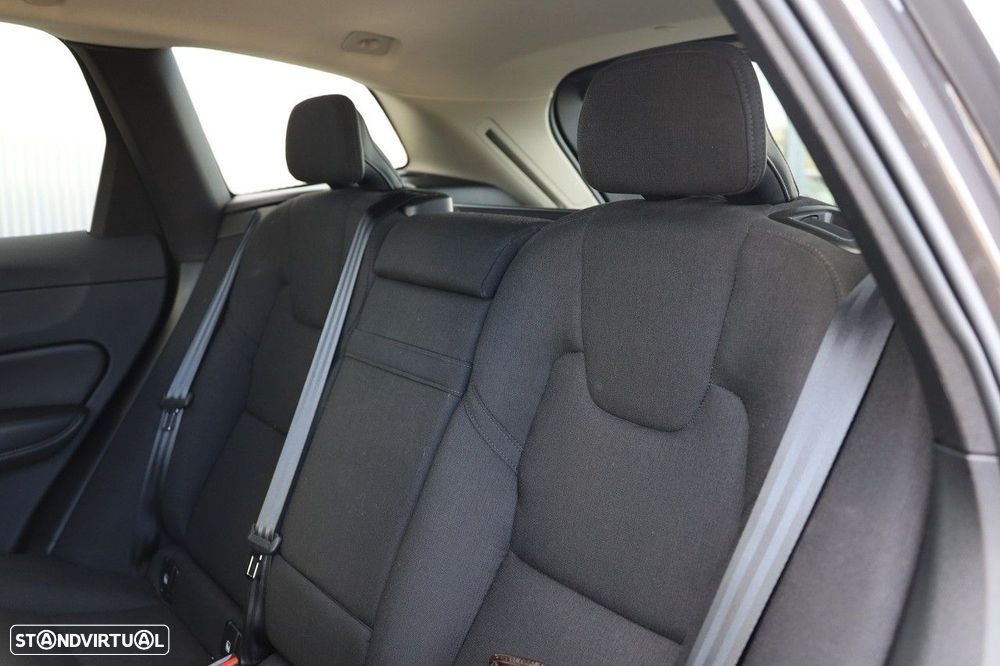 Volvo XC 60 2.0 B4 Momentum Plus - 9