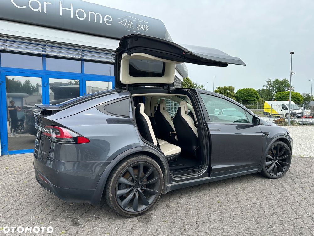 Tesla Model X - 12