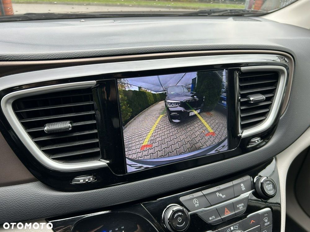 Chrysler Pacifica - 27