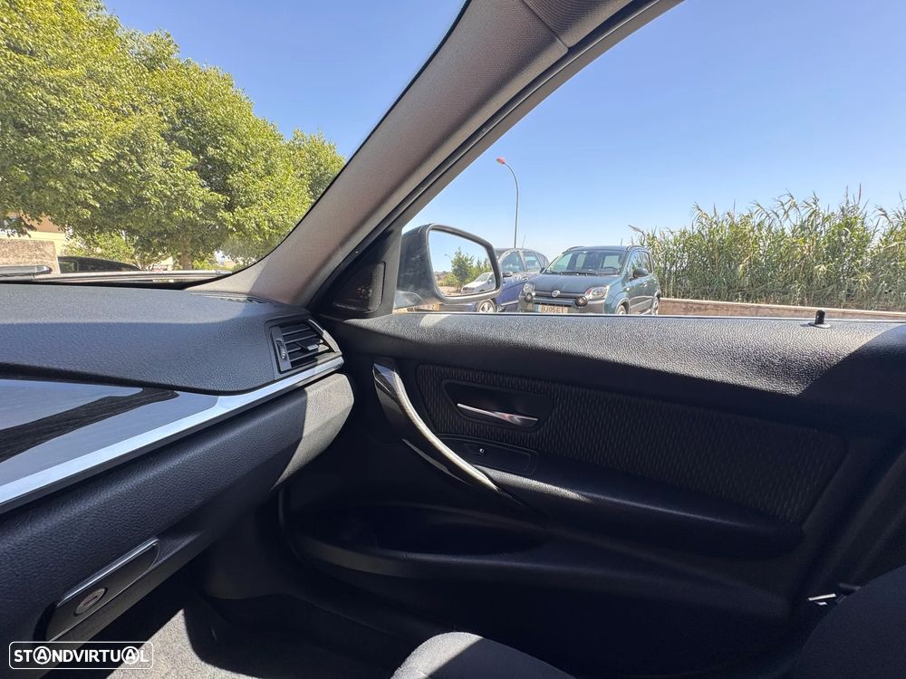 BMW 318 d Touring Line Luxury - 23