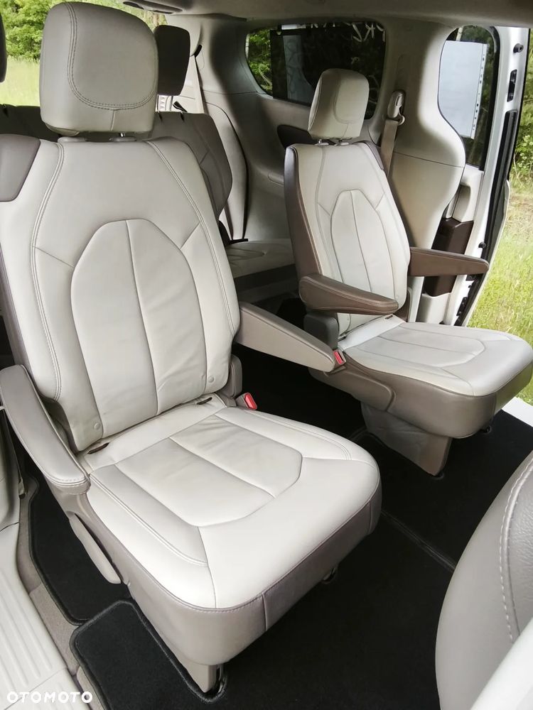 Chrysler Pacifica - 10