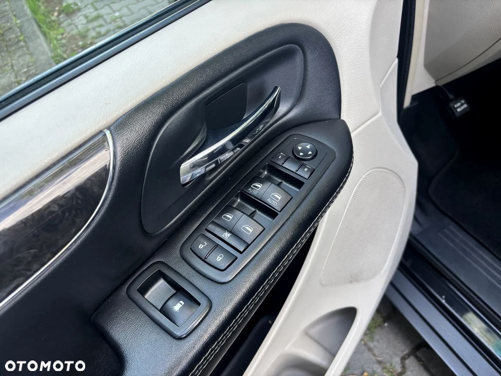 Chrysler Town & Country 3.6 Limited - 29