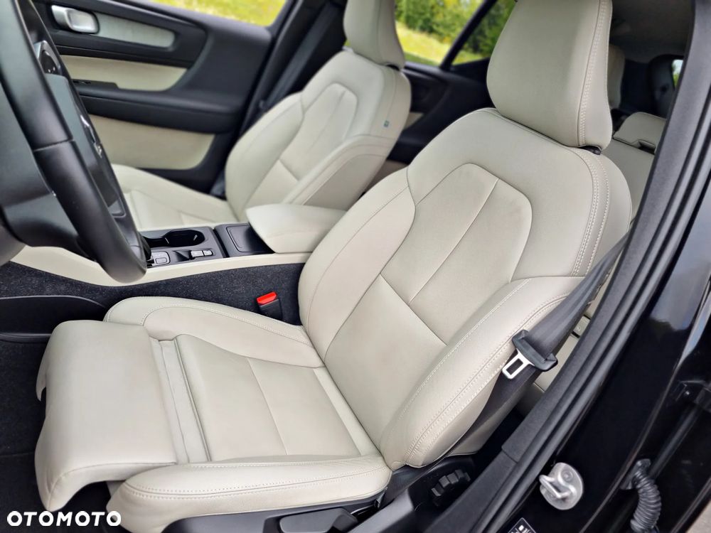 Volvo XC 40 B3 B DKG Ultra Black Edition - 27
