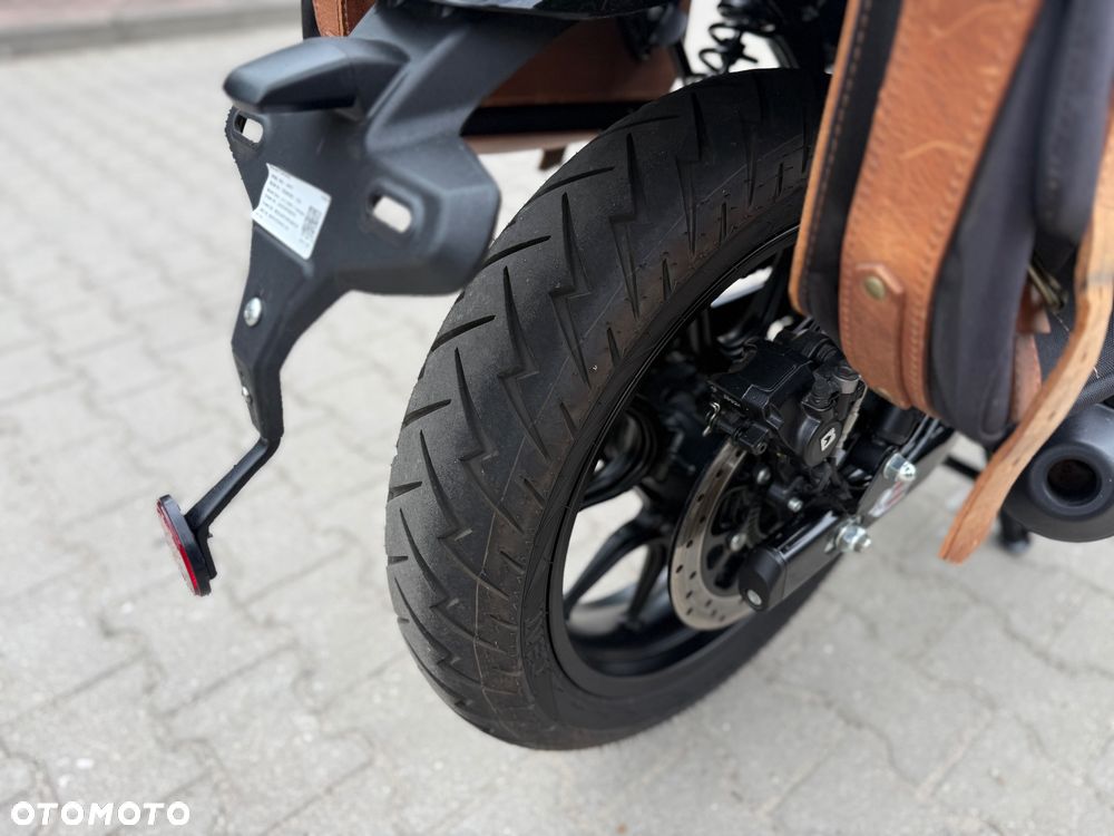 Royal Enfield HNTR - 16