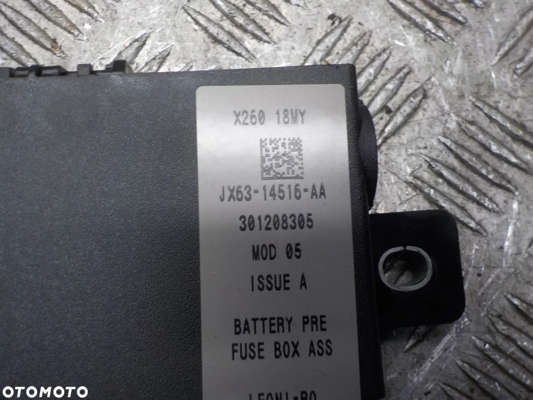 JAGUAR XE SKRZYNKA BEZPIECZNIKÓW ROZDZIELACZ JX63-14516-AA - 2