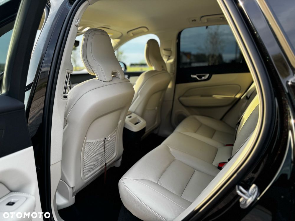 Volvo XC 60 B4 B Plus Dark - 19