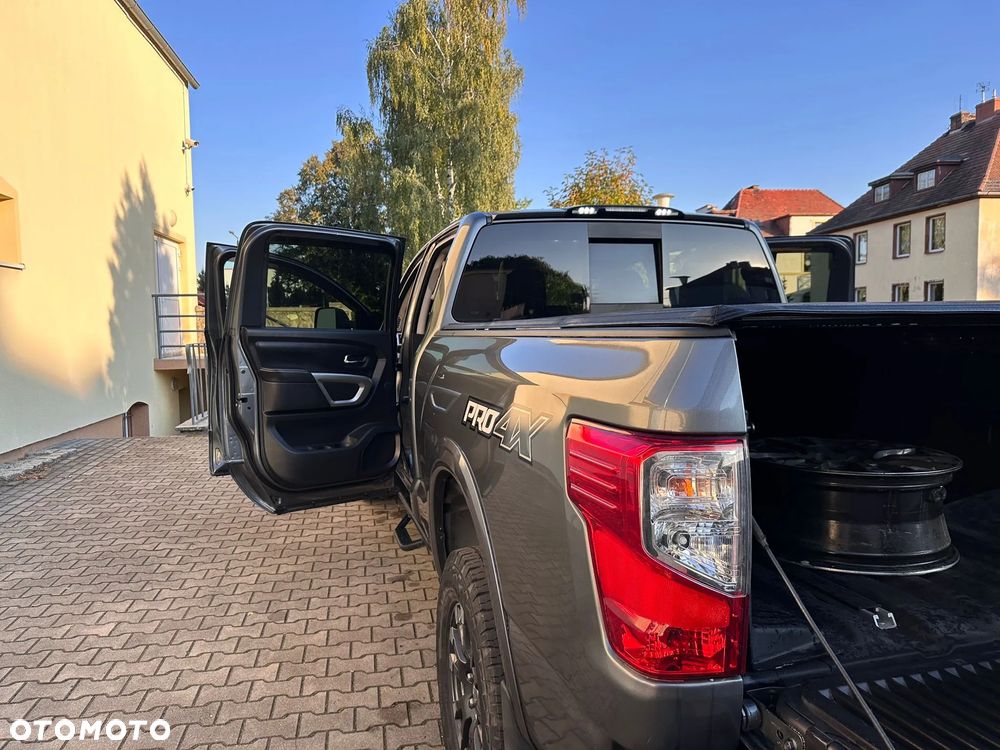 Nissan Titan 5.6 V8 LE Crew Cab - 19