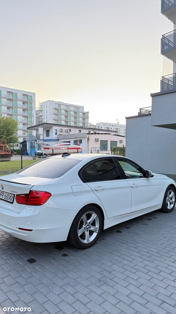 BMW Seria 3 320i - 4