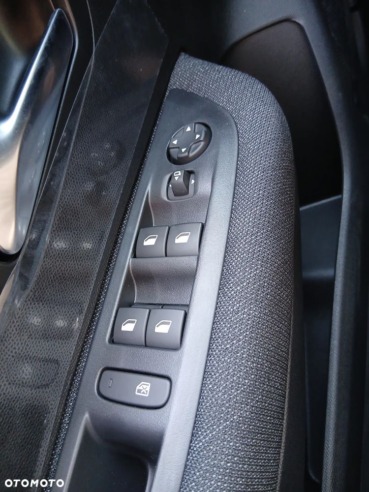 Peugeot 208 - 11