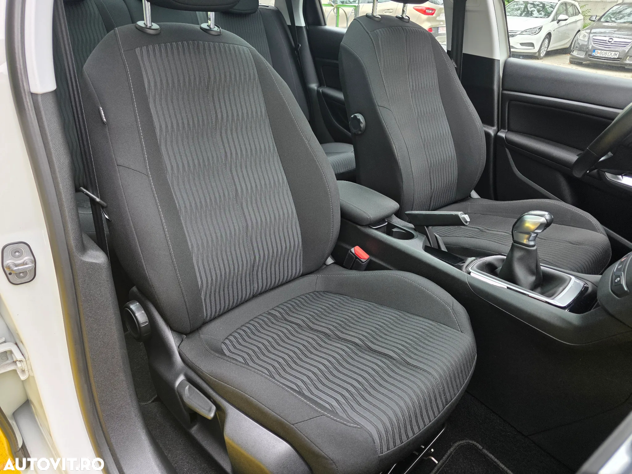 Peugeot 308 1.2 L PureTech Turbo S&S Allure - 13