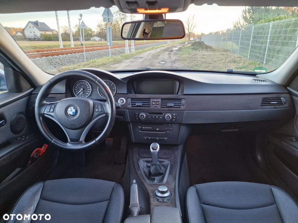 BMW Seria 3 330xi Touring - 11