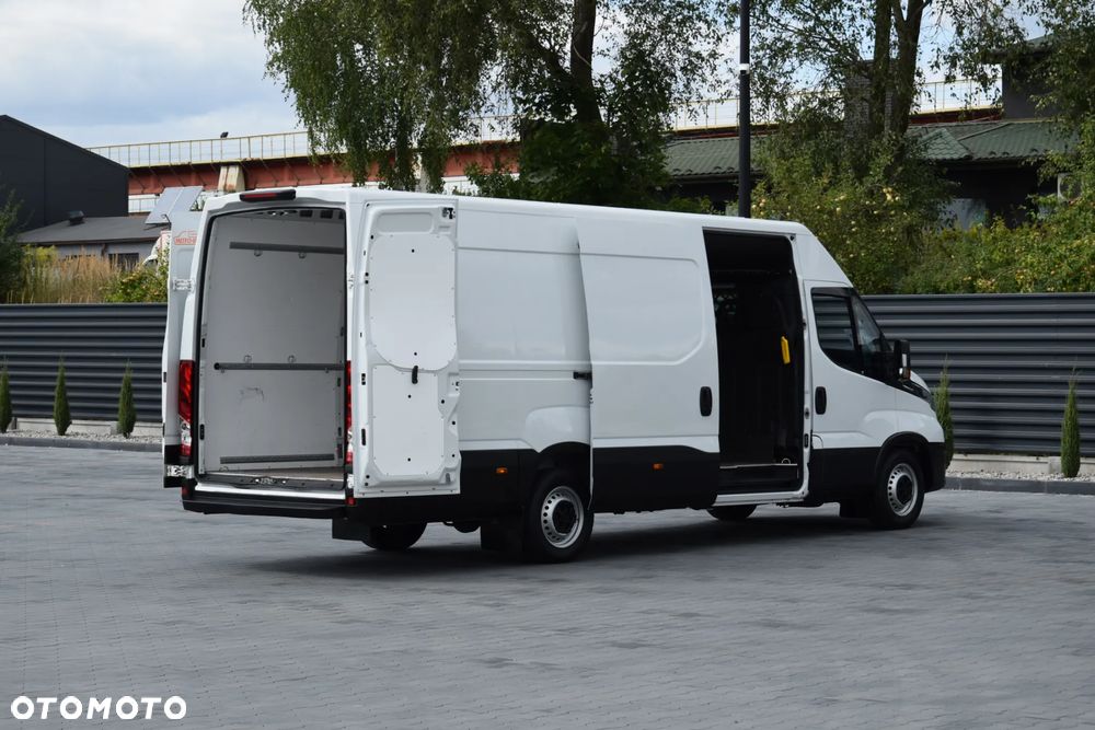 Iveco DAILY MAXI 35S14 / 2.3 - 140 KM / AUTOMAT HI-MATIC / NOWY MODEL / 3 OSOBY / DOSTAWCZE / BLASZAK / KAMERA COFANIA / TEMPOMAT / KLIMA / 2022 / SERWISOWANY / SPROWADZONY Z NIEMIEC - 17