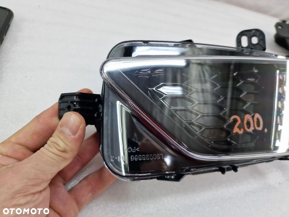 VW POLO VI 2G0 NOWY PRAWY ORYGINALNY VALEO HALOGEN LED DRL Z CIEMYM ŚRODKIEM , NR 2G0941622D / 2G0941622 D , NR AUKCJI H200 - 2