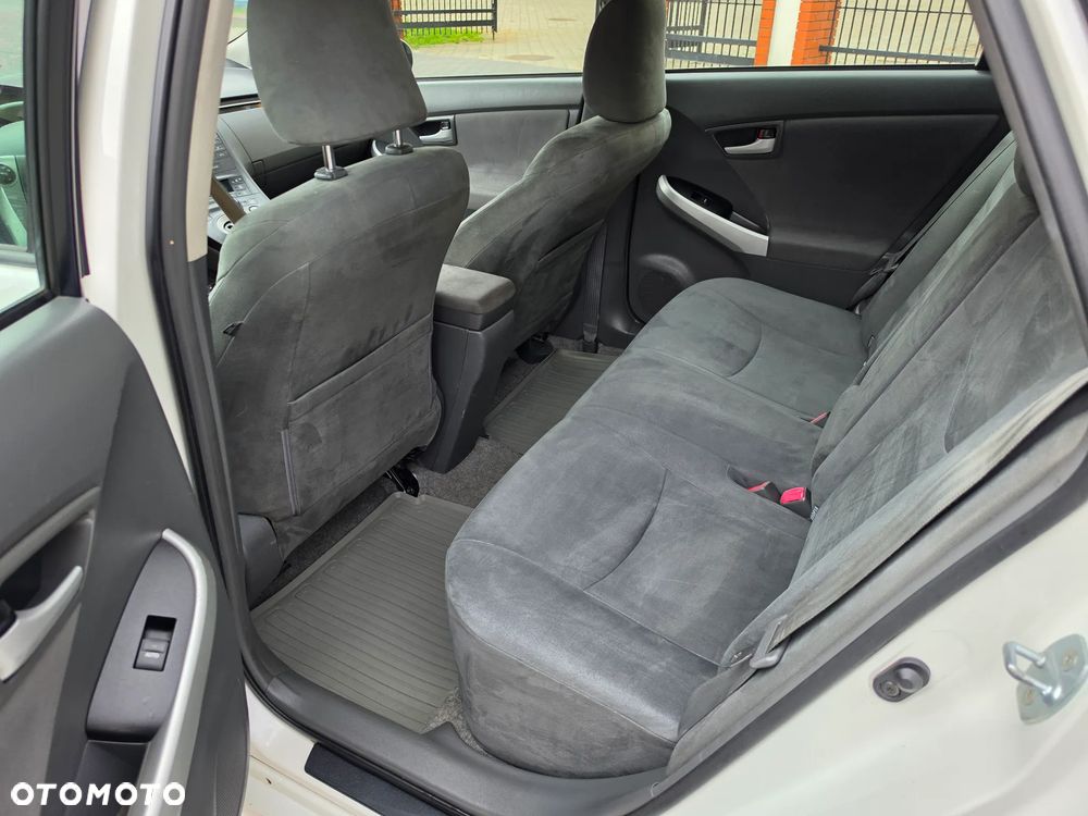 Toyota Prius 1.8 HSD Sol - 17