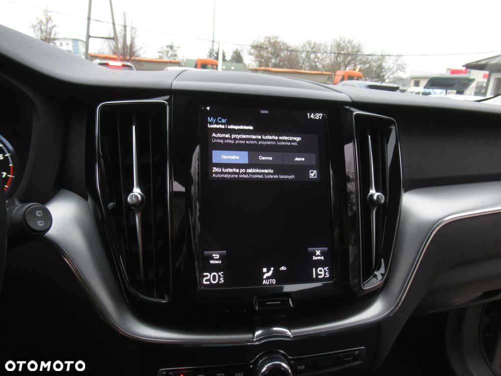 Volvo XC 60 T4 Momentum Pro - 22