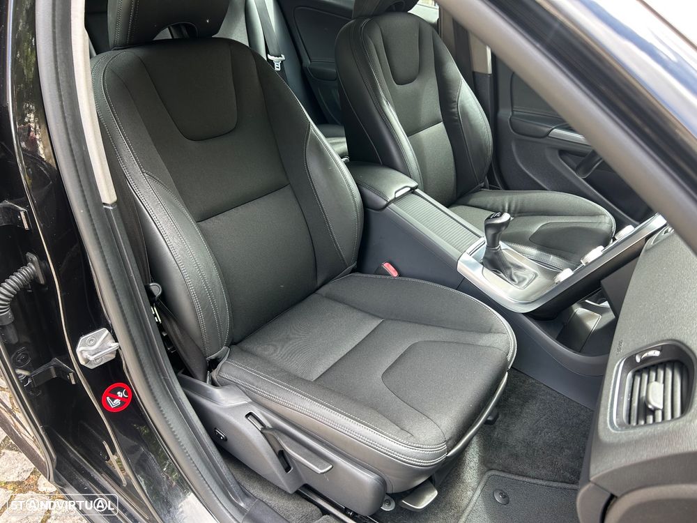 Volvo V60 2.0 D3 Momentum - 17