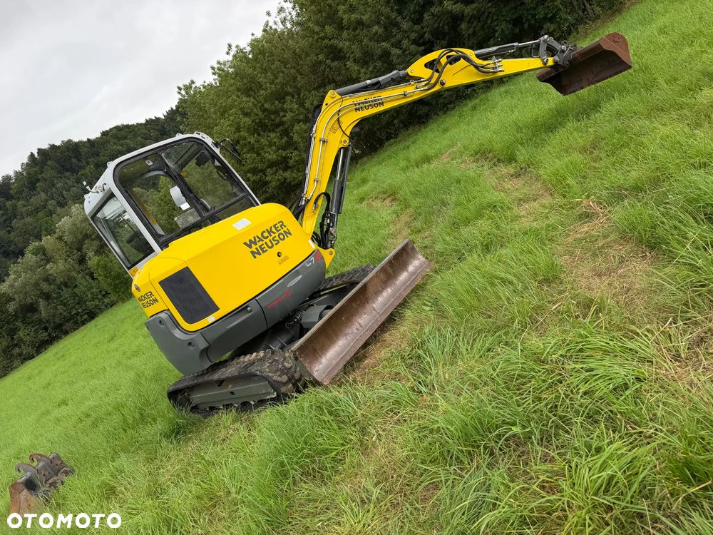 Wacker Neuson EZ38 koparka Gąsienicowa 4 tony. 2018 rok. Maszyna jak nowa 1600mtg.  Aktualna DEKRA BMWT 2026r. dodatkowa linia Hydrauliczna. Zamki na tłokach. Szybko-złącze Hydrauliczne. zmiana łyżek bez wychodzenia z Kabiny! Ani deka luzów wycieków. Okazja! 2 łyżki Oryginalne skandynawskiego typu. Yanmar silnik. Maszyna z Norwegii z Gospodarstwa Aktualna Dokumentacja! ani deka luzów i wycieków! OKAZJA Linia Hydr. Plus. Długie ramię PLUS. Oświetlenie LED. Gąski bardzo ładne. Wielka Okazja! Pełne sterowanie z dżojstików!! - 3