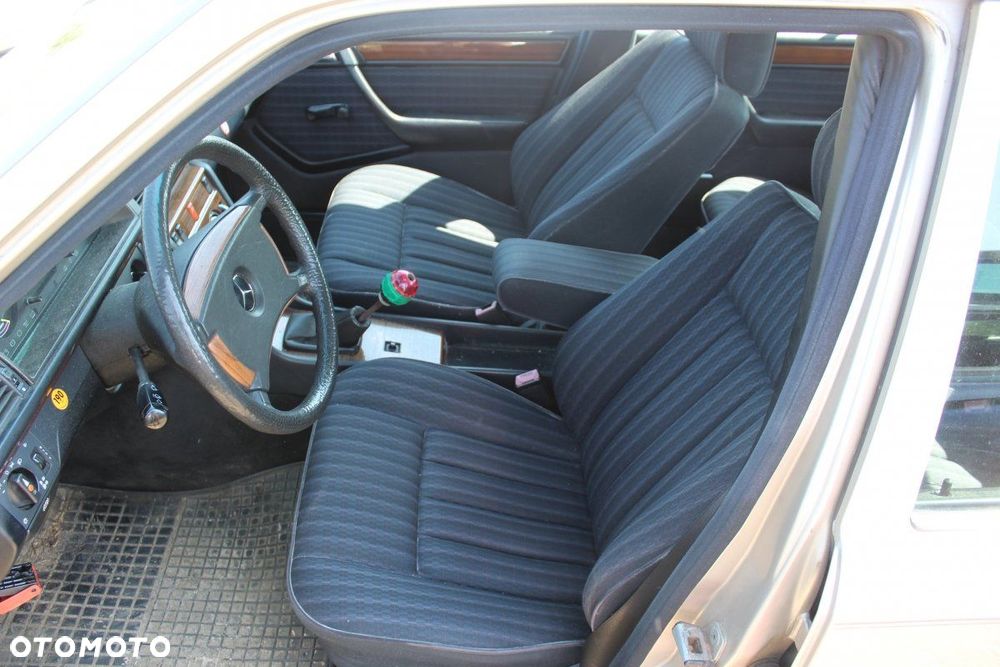 Mercedes W124 1989 2.3i 102982 Sedan (MASKA, ZDERZAK, LAMPA, BŁOTNIK, DRZWI, SZYBA, FOTEL) - 7