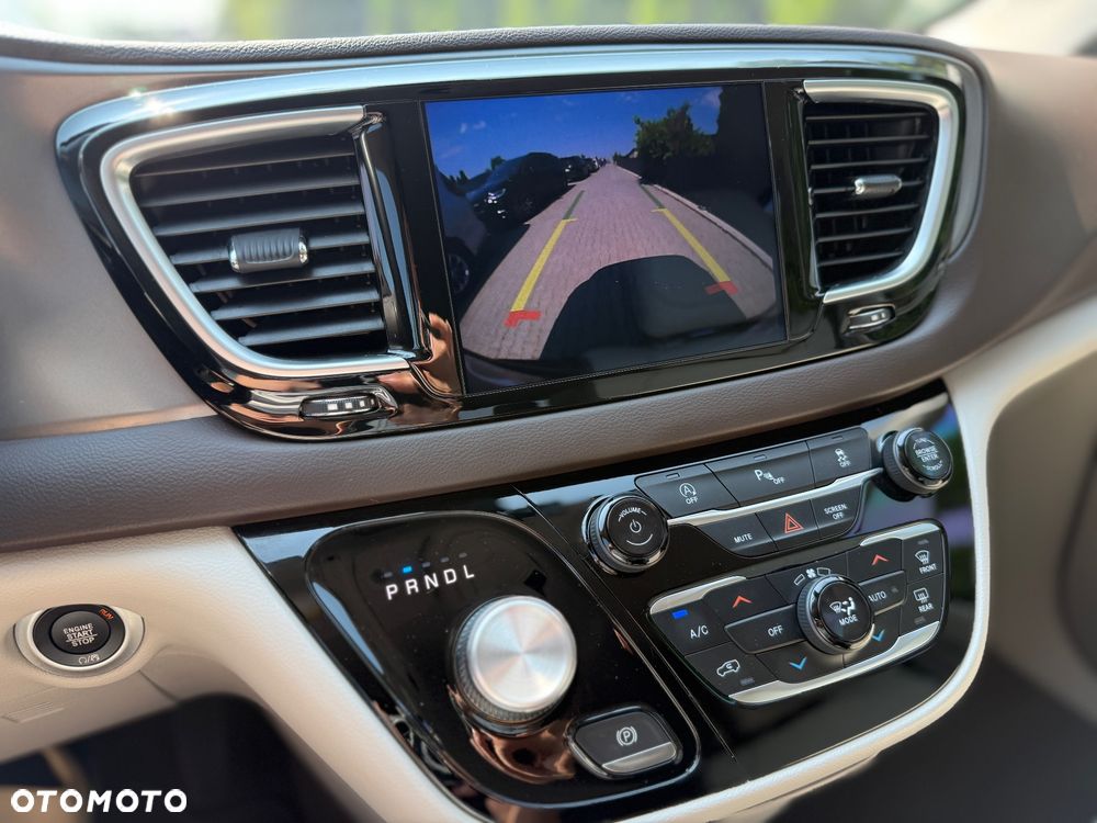Chrysler Pacifica - 17