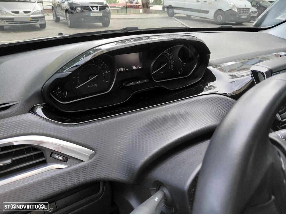 Peugeot 2008 1.2 PureTech Signature - 5