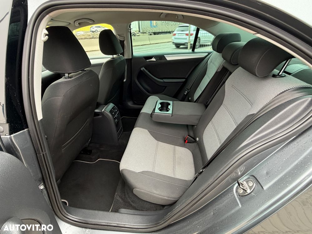 Volkswagen Jetta - 30