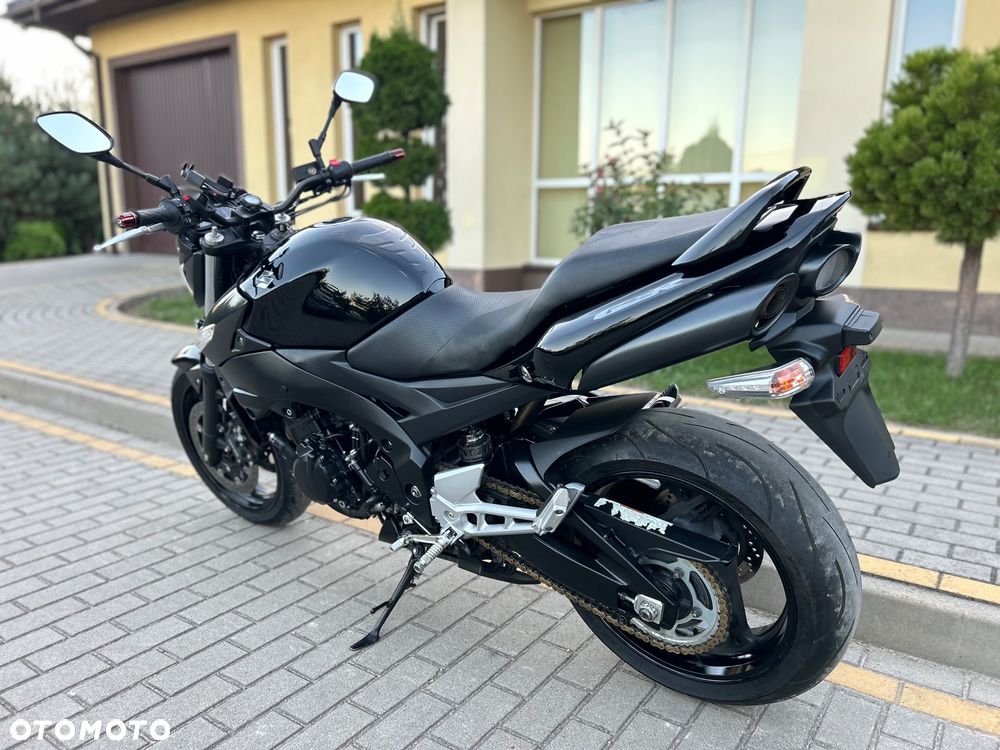 Suzuki GSR - 9