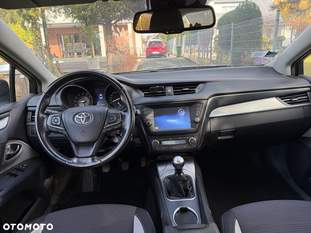 Toyota Avensis 1.6 Premium - 6