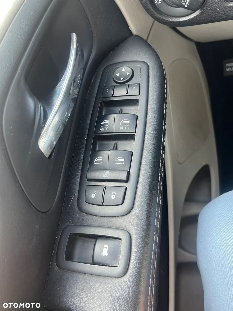 Chrysler Town & Country - 25