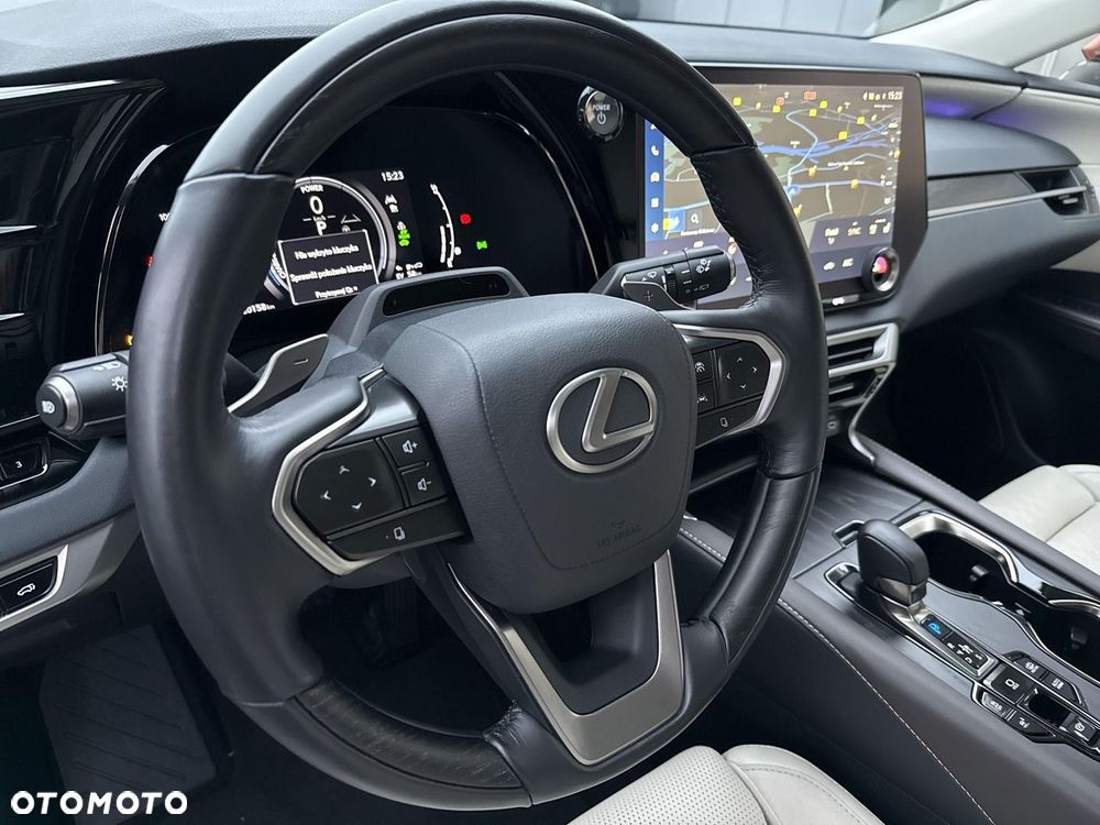 Lexus RX 450h+ Omotenashi - 12