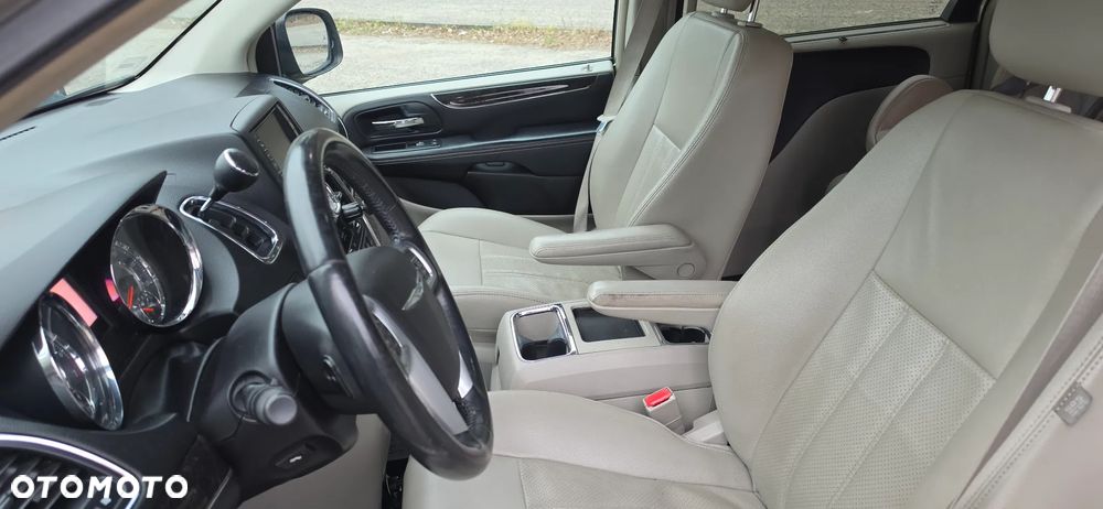 Chrysler Town & Country 3.6 Limited - 14