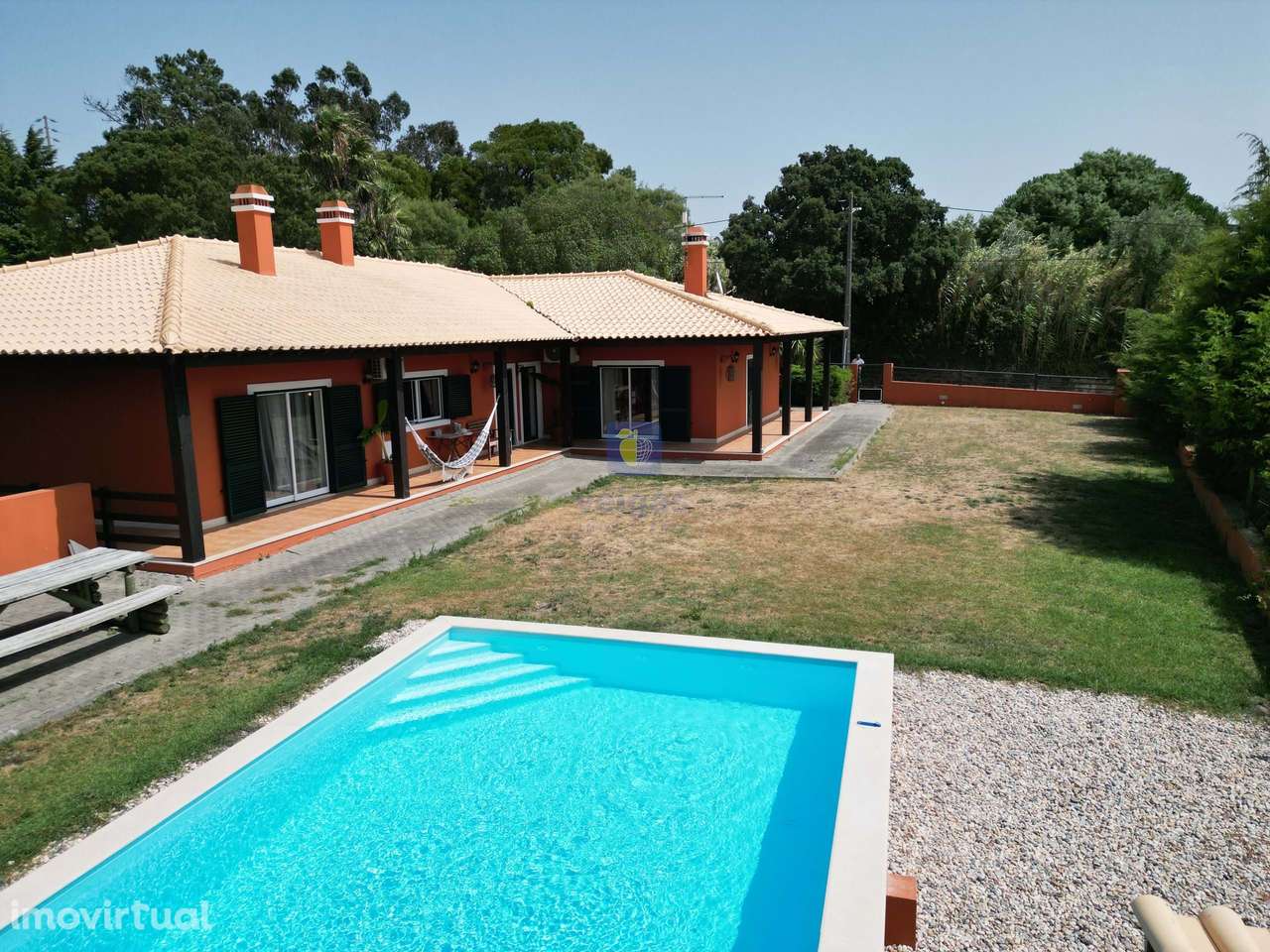 Moradia Térrea com Terreno de 7665m2, Piscina e Sala de Jogos apenas a - Grande imagem: 3/60