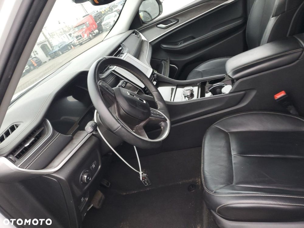 Jeep Grand Cherokee - 27