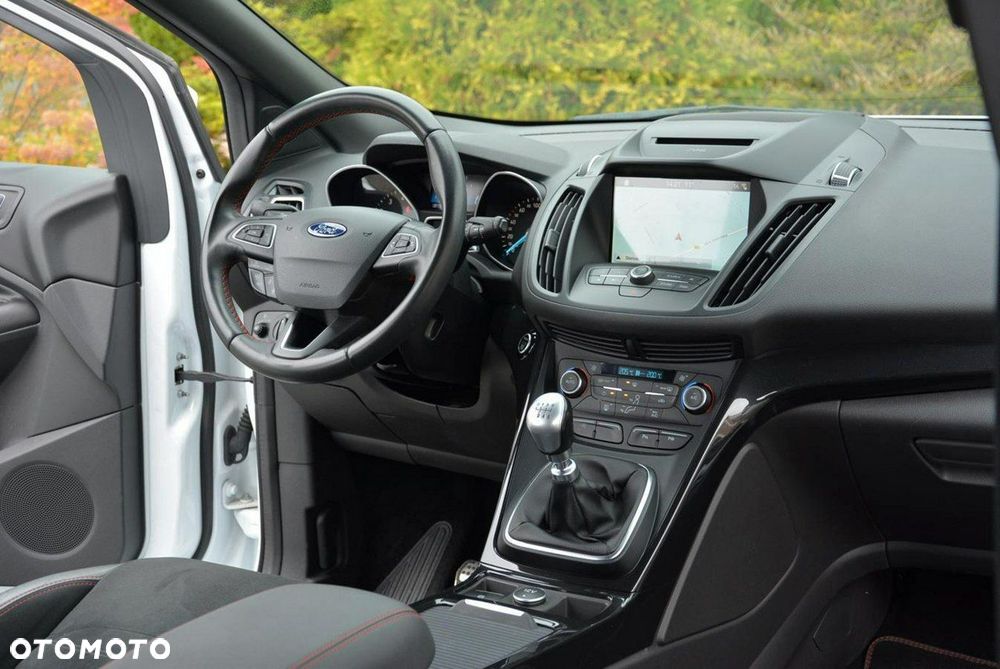 Ford Kuga 1.5 EcoBoost 2x4 ST-Line - 24