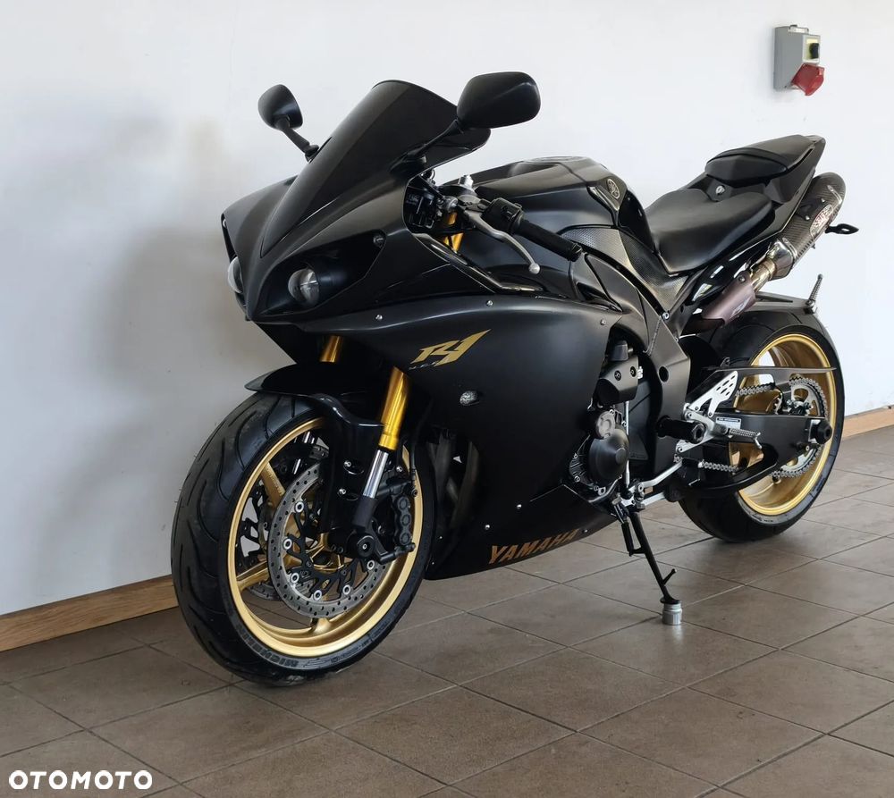 Yamaha R1 - 8