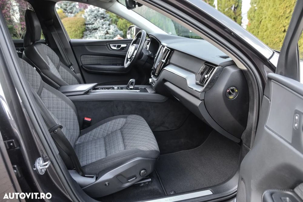 Volvo XC 60 B4 MHEV AT AWD Core - 17